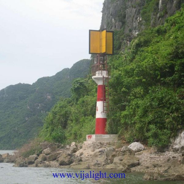 Đèn VIJALight lắp ở cột báo hiệu luồng Tuần Châu – Cát Bà